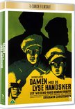 Damen Med De Lyse Handsker